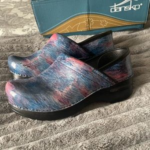 Brand new Danskos